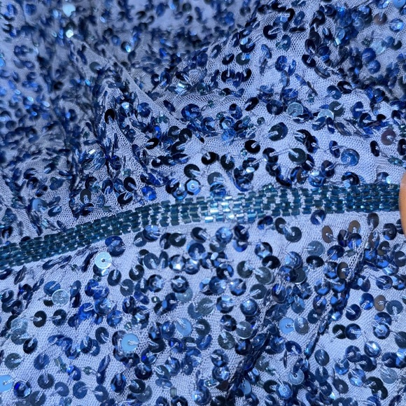 MAC DUGGAL
Puff Shoulder Sequined Surplice Gown new with tag size 8 - Picture 6 of 8